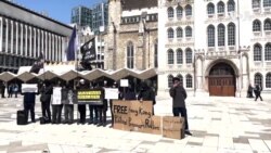 示威者在倫敦金融城市政廳外抗議香港財經官員到訪