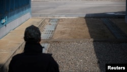 资料照：2023年2月7日，在分隔南北韩的非军事区(DMZ)内的板门店停战村，一名韩国士兵在混凝土边界站岗。（路透社）