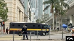 押送黎智英的囚车驶往西九龙裁判法院入口 (美国之音/汤惠芸)