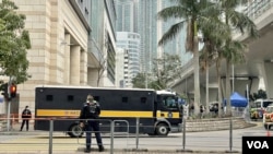 押送黎智英的囚車駛往西九龍裁判法院入口。(美國之音/湯惠芸)
