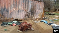 ແຟ້ມພາບ - ພາບຖ່າຍເມື່ອວັນທີ 16 ມິຖຸນາ 2023, ສະແດງໃຫ້ເຫັນສົບຄົນໄດ້ຖືກປົກຄຸມດ້ວຍຜ້າກະຈາຍໄປທົ່ວ ໃກ້ເຮືອນຫຼັງນຶ່ງ ໃນເມືອງຫຼວງ ແອລ ເຈນີນາ ຂອງດາຟົວຕາເວັນຕົກ, ທ່າມກາງການສູ້ລົບກັນ ໃນສົງຄາມຂ້າລ້າງຢູ່ຊູດານ.