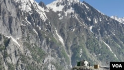 2023年6月21日，士兵守卫着连接克什米尔山谷和拉达克的道路。（美国之音比拉勒·侯赛因拍摄）