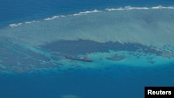 資料照：鳥瞰菲律賓海軍BRP Sierra Madre 號艦隻。自1999年以來此船一直擱淺在南沙群島有爭議的第二托馬斯淺灘，中國稱作仁愛礁，菲律賓稱作阿雲金淺灘。（2023年3月9日）