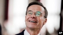 (ພາບ​ໃນ​ແຟມ) ທ່ານອາ​ລ ຄ​ຣິ​ສ​ເຕີ​ຊ​ສັນ (Ulf Kristersson) ນາ​ຍົກ​ສະ​ວີ​ເດັນ​ຢູ່​ທີ່​ນະ​ຄອນ​ຫລວງ​ເບີ​ລິນ​ຂອງ​ເຢຍ​ຣະ​ມັນ, ວັນ​ທີ 15 ມີ​ນາ, 2023. ທ່າ​ນຈະ​ເຂົ້າ​ໄປ​ທຳ​ນຽບ​ຂາວ​ໃນ​ວັນ​ພຸດມື້ນີ້ ເພື່ອ​ພົບ​ປະ​ກັບ​ປະ​ທາ​ນາ​ທິ​ບໍ​ດີ​ໂຈ ໄບ​ເດັນ