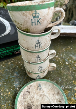 有皇冠圖案的港英殖民政府前朝杯碟遺物。 (圖片來源：窮遊廢墟 臉書網頁)