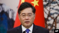 中國外交部長秦剛2023年5月23日在北京與荷蘭外長霍克斯特拉會晤後出席了聯合新聞發佈會。（美聯社照片）