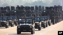 资料照片：缅甸军方离开内比都举行纪念缅甸建军 78 周年的阅兵式。（2023年3月27日）