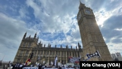 示威者沿遊行路線高叫口號及演講後，到達最後一個集會地點英國國會外。(美國之音特約記者鄭樂捷拍攝)