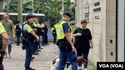 市民進入西九龍裁判法院旁聽前需要經過警犬檢查。（美國之音）