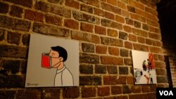 香港藝術家vawongsir在“被北京禁止”展覽上展出的作品 (美國之音/鄭樂捷)