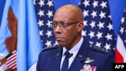 资料照：美军参谋长联席会议主席查尔斯·布朗（Charles Brown Jr.）在布鲁塞尔北约总部出席记者会。（2023年10月11日）