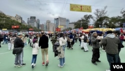 香港維園年宵花市時隔4年後復辦乾貨攤位，但人流及檔攤數目都大幅減少。(美國之音/湯惠芸)