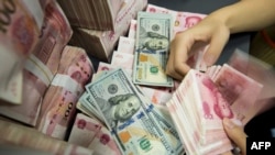 資料照片：人民幣和美元鈔票。(2019年8月18日)