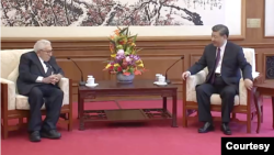 中国国家主席习近平2023年7月20日与到访的美国前白宫国家安全顾问和国务卿亨利·基辛格（Henry Kissinger）会面。（中国官方视频截图）