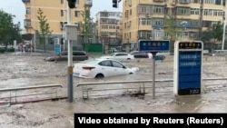 北京门头沟区的暴雨造成洪水泛滥淹没街道冲走汽车。（2023年7月31日）
