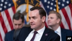 资料照片：美国国会众议院美国和中国共产党战略竞争特设委员会2023年2月28日召开首场听证会，委员会主席、共和党联邦众议员迈克·加拉格尔主持听证会。