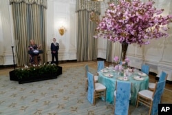 ສະ​ຕີ​ໝາຍ​ເລກ​ນຶ່ງ Jill Biden (ຊ້າ​ຍ) ໃນ​ວັນ​ທີ 24 ເມ​ສາ, 2023 ກ່າວໃນໄລ​ຍະ​ທີ່ມີ​ການ​ກະ​ກຽມງານ​ລ້ຽງ​ຮອງ​ຮັບ​ຢ່າງ​ເປັນ​ທາງ​ການ ແກ່ປະ​ທາ​ນາ​ທິ​ບໍ​ດີ​ເກົາຫຼີ​ໃຕ້, ທ່ານ​ຢູນ ຊຸກ ຢອ​ລ​ໃນ​ວັນ​ພຸດມື້​ອື່ນນີ້ ຢູ່​ທີ່​ທຳ​ນຽບ​ຂາວ ໃນ​ຂະ​ນະ​ທີ່​ເລ​ຂາ​ທິ​ການ​ດ້ານ​ສັງ​ຄົມ​ປະ​ຈຳ​ທຳ​ນຽບ​ຂາວ, ທ່ານ Carlos Elizondo ​ຢືນ​ຟັງ​ຢູ່​ທາງ​ຂ້າງ