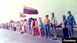 立陶宛坦克人-道諾拉維修斯醫生（右三）參與示威活動，表達脫離蘇聯、獨立建國的訴求