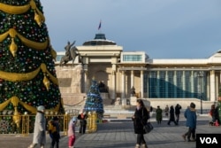 人们在乌兰巴托市中心的苏赫巴托广场散步 (美国之音/阿南德·图穆尔托古)