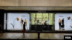 香港政府啟動夜經濟活動後首個周日，尖沙咀廣東道名店林立的地區仍然相當冷清。（美國之音/湯惠芸）