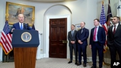 2023年7月21日，拜登总统在白宫罗斯福厅就人工智能发表讲话。聆听者左起为亚马逊网络服务首席执行官亚当·塞利普斯基、 OpenAI 总裁格雷格·布罗克曼、Meta总裁尼克·克莱格、Inflection AI首席执行官穆斯塔法·苏莱曼。（美联社照片）