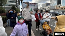 北京一家兒童醫院外排隊等候看診的兒童和家長。（2023年11月27日）