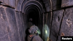 资料照：2023年11月22日，以色列军方公布了设在加沙地区希法医院旁加固地下隧道里面的哈马斯组织指挥所设备齐全的内部状况。（路透社）