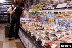 香港一家超市海鮮櫃檯擺放的日本進口海產品。(2023年7月12日)