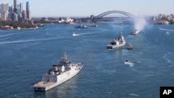 澳大利亞海軍參加2023馬拉巴爾軍演的艦隻駛過悉尼港。 (2023年8月11日)