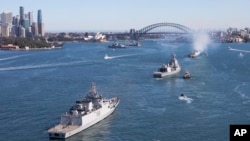 资料照：澳大利亚海军参加2023马拉巴尔军演的舰只驶过悉尼港。 (2023年8月11日)