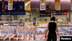 香港一家超市海鮮櫃檯擺放的日本進口海產品。(2023年7月12日)