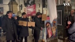 香港示威者在倫敦香港經貿辦農曆新年酒會會場外抗議