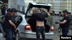 2023年9月24日，造成四人死亡的槍擊事件發生後，警方在前往科索沃班尼斯卡(Banjska)村的路上巡查。（路透社圖片）