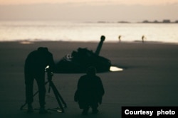 由美籍台裔导演江松长拍摄的短片《金门》拍摄工作照 (照片来源:CNEX提供)