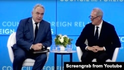 美國副國務卿庫爾特·坎貝爾(左)2024年6月24日在智庫外交關係協會的活動上發言。