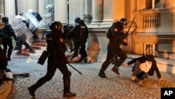 塞尔维亚警察在贝尔格莱德与抗议者爆发冲突。（2023年12月24日）
