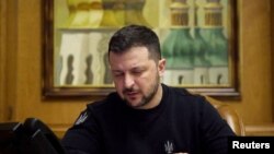 烏克蘭總統澤連斯基在基輔同德國總理朔爾茨通話。（2024年4月13日）