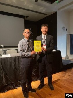 中國維權律師李方平在倫敦代表周世鋒領獎項。（美國之音/鄭樂捷）