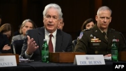 ຜູ້​ອຳ​ນວຍ​ການ​ອົງ​ການ​ສືບ​ລັບ CIA ທ່ານ ວິ​ລ​ລຽມ ເບີນ​ສ໌, ຊ້າຍ, ໃຫ້​ປາ​ຄຳ​ໃນ​ລະ​ຫວ່າງ​ການ​ໃຫ້​ການ​ຕໍ່​ຄະ​ນະ​ກຳ​ມະ​ການ​ສືບ​ລັບ​ສະ​ພາ​ສູງ ກ່ຽວ​ກັບ ໄພ​ຂົ່ມ​ຂູ່​ທົ່ວ​ໂລກ​ໃນ​ນະ​ຄອນຫຼວງ ວໍ​ຊິງ​ຕັນ, 8 ມີ​ນາ 2023.