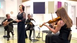 “世界維吾爾代表大會”英國主任在“被北京禁止”展覽開幕儀式上歌唱維吾爾歌曲