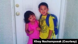 ທ້າວ ຄອຍ ແລະ ນ້ອງສາວ ຕອນເຂົາເຈົ້າຍັງນ້ອຍ.