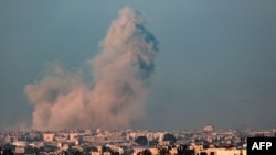 以色列轰炸加沙南部的拉法城。（2024年2月25日）