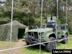 部署在北约峰会会场外面的军车和军人。(2023年7月11日）