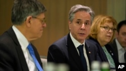 ລັດ​ຖະ​ມົນ​ຕີ​ການ​ຕ່າງ​ປະ​ເທດ ສະ​ຫະ​ລັດ ທ່ານ ແອ​ນ​ໂທ​ນີ ບ​ລິງ​ເຄັນ, ກາງ, ພົບ​ປະ​ກັບ​ອະ​ດີດ​ຫົວ​ໜ້າ​ກອງ​ກຳ​ລັງປ້ອງ​ກັນ​ປະ​ເທດ ອິ​ສ​ຣາ​ແອ​ລ ທ່ານ ກາ​ດີ ໄອ​ເຊັນ​ຄັອດ ແລະ ອະ​ດີດ​ລັດ​ຖະ​ມົນ​ຕີ​ປ້ອງ​ກັນ​ປະ​ເທດ ອິ​ສ​ຣາ​ແອ​ລ ທ່ານ ເບັນ​ນີ ແກ້ນ​ສ໌ ໃນ​ນະ​ຄອນຫຼວງ ແທ​ລ ອາ​ວີ​ຟ, 8 ກຸມ​ພາ 2024.