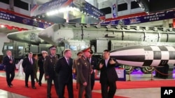 在北韓政府提供的這張照片中，北韓領導人金正恩（右）與國防部長謝爾蓋·紹伊古率領的俄羅斯代表團於 2023 年 7 月 26 日在北韓平壤參觀武器展覽。