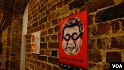 居住在澳洲的華裔藝術家巴丟草在“被北京禁止”展覽上展出的作品 (美國之音/鄭樂捷)