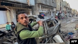 2024年4月10日，哈马斯领导人伊斯梅尔·哈尼耶的三个儿子据报道在以色列对加沙城以西的沙蒂营地的空袭中丧生。图为一名男子手指哈尼耶的三个儿子被炸死时乘坐的汽车。（法新社照片）