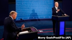 ແຟ້ມພາບ — ຜູ້ສະໝັກເປັນປະທານາທິບໍດີ ປີ 2020 ທ່ານດໍໂນລ ທຣຳ, ຊ້າຍ, ແລະ ທ່ານໂຈ ໄບເດັນ ໂຕ້ວາທີກັນໃນນະຄອນ ຄລີບວ໌ແລນ ລັດໂອໄຮໂອ, ເມື່ອວັນທີ 29 ກັນຍາ 2020. ໃນເວລານັ້ນ, ທ່ານທຣຳ ເປັນປະທານາທິບໍດີສະຫະລັດ, ແລະທ່ານໄບເດັນ ເປັນອະດີດຮອງປະທານາທິບໍດີ ສະຫະລັດ. ທັງສອງຍັງລົງແຂ່ງຂັນເລືອກຕັ້ງໃນປີ 2024.