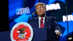 共和黨總統候選人、前總統特朗普於2024年2月9日在賓州哈里斯堡舉行的全國步槍協會總統論壇上發表演說。
