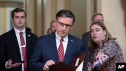 眾議院議長約翰遜在眾議院向前推進950億美元的國家安全援助方案後，在國會大廈停下腳步與記者交談。 (2024年4月19日)